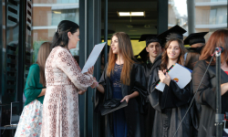 Maturantkinja dobija diplomu od učiteljice