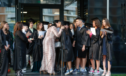 Maturantkinja pozdravlja učiteljicu poljupcem