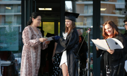 Maturantkinja dobija diplomu