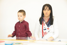 Dečak u školi sa mamom