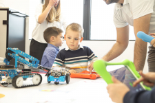 Učenik gleda robota na školskom stolu