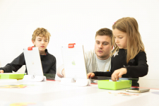 Dečak i devojčica koriste STEM sto