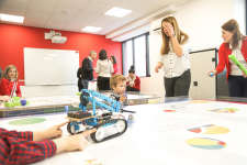 Robot na STEM stolu u školi