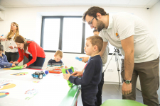 Đak sa tatom igra igrice u školi