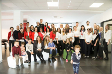 Nastavnici i njihova deca sede okupljeni