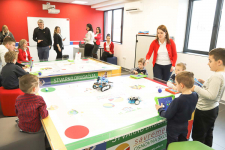 Učenici koriste STEM tablu za zabavu