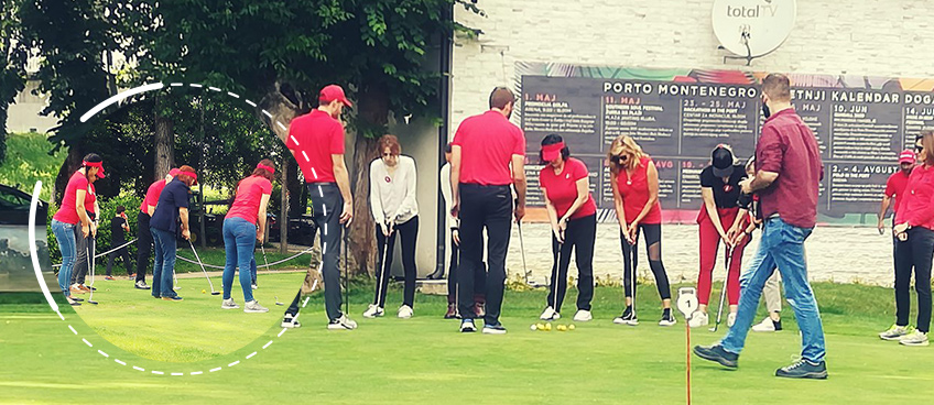 Dame uvežbavaju golferske poteze