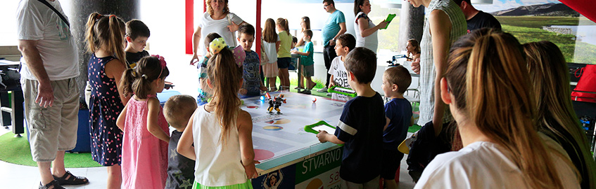 Učenici i roditelji otkrivaju mogućnosti Smart stola